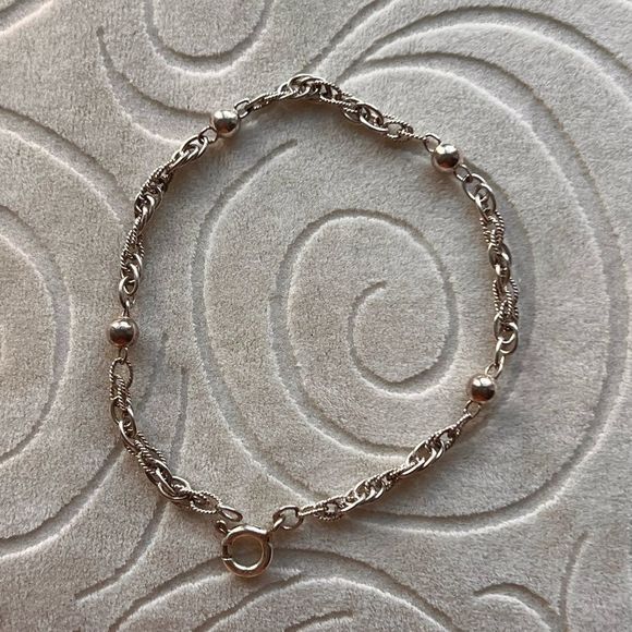 Jewelry - Silver interlocking bracelet